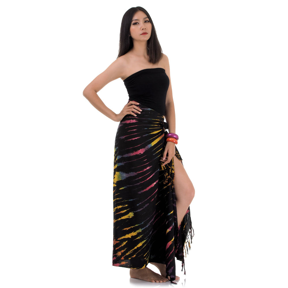 Side profile of the black Phangan sarong, highlighting the high wearing comfort and flexible fit.