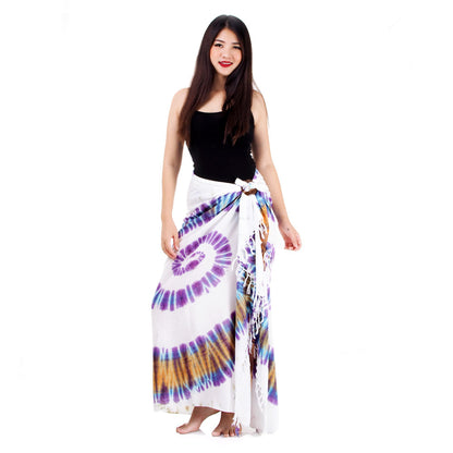 Front view of the White Tie Dye Sarong Phangan as an elegant beach pareo, one size fits S-XL.